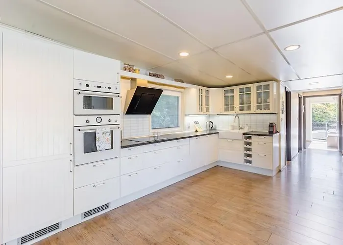 Ocarujuci Houseboat Na Dunaji
