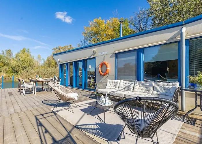 Ocarujuci Houseboat Na Dunaji